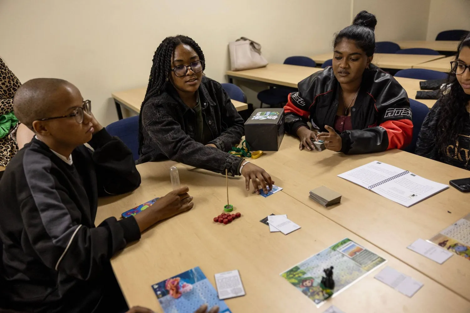 مجموعة من الأصدقاء يتجمعون حول لعبة لوحية (أ.ف.ب)