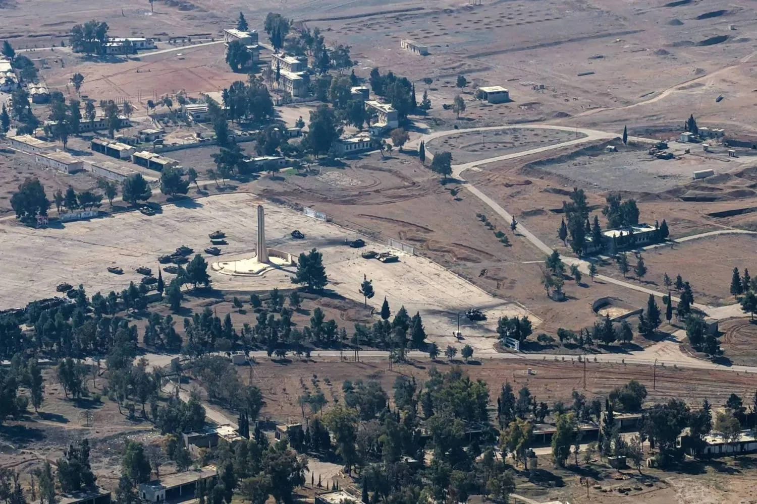 صورة جوية تظهر موقعاً عسكرياً استهدفته ضربات إسرائيلية الأربعاء في بلدة الكسوة جنوب دمشق (أ.ف.ب)