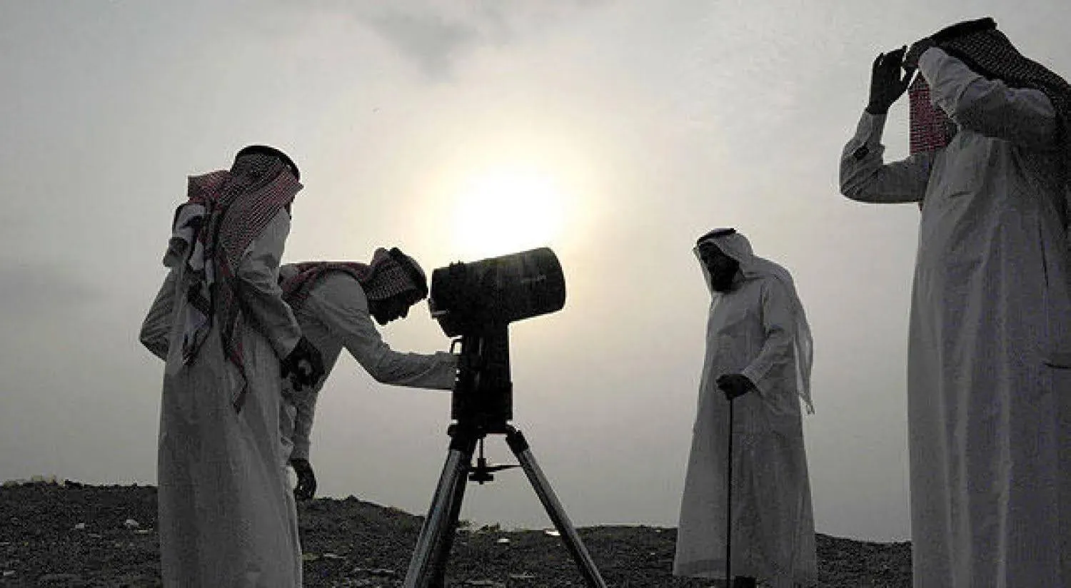 تستخدم المراصد عدداً من الأجهزة الحديثة لمراقبة تكوّن الهلال (الشرق الأوسط)
