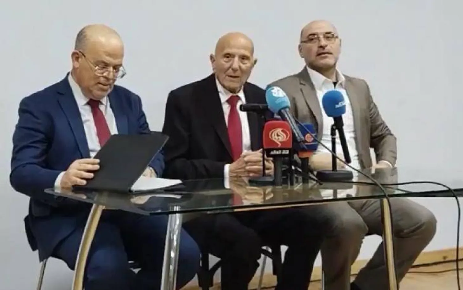 سمير ديلو وعصام الشابي والقيادي في حزب النهضة رياض الشعيبي في المؤتمر الصحافي (الشرق الأوسط)