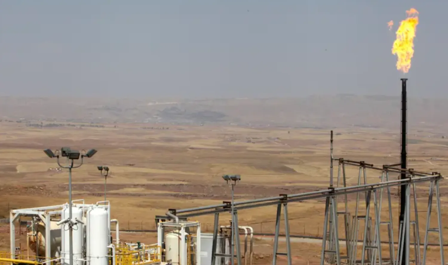 A flame rises from a chimney at Taq Taq oil field in Arbil, in Iraq's Kurdistan region, August 16, 2014. Picture taken August 16, 2014. (File photo: Reuters)

