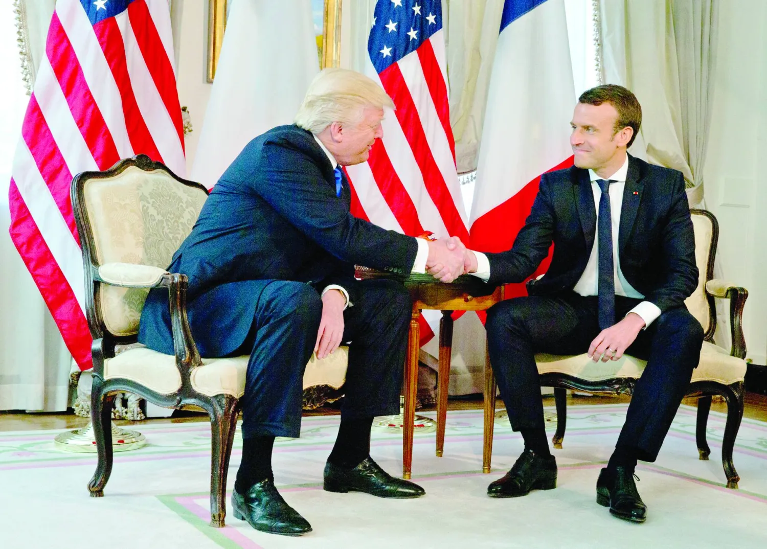 الرئيس الأميركي دونالد ترمب خلال اجتماعه بالرئيس الفرنسي إيمانويل ماكرون في البيت الأبيض الاثنين (أ.ب)