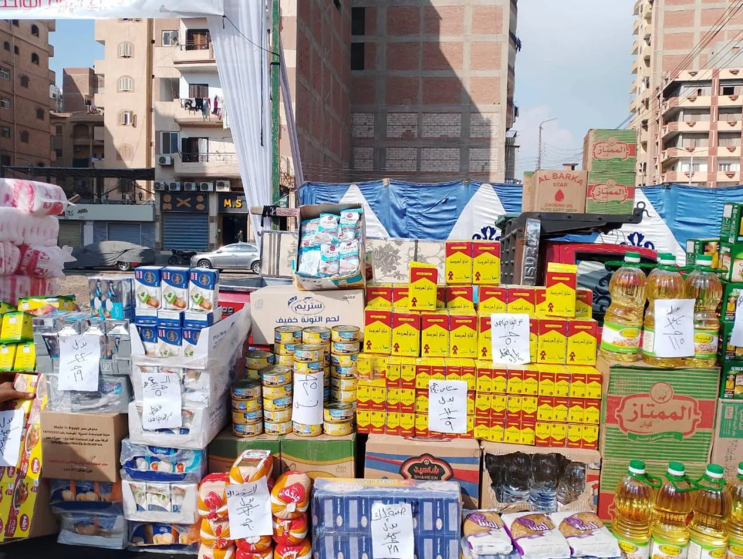 سلع تباع بأسعار مخفضة مقارنة بالسوق (وزارة التموين والتجارة الداخلية)
