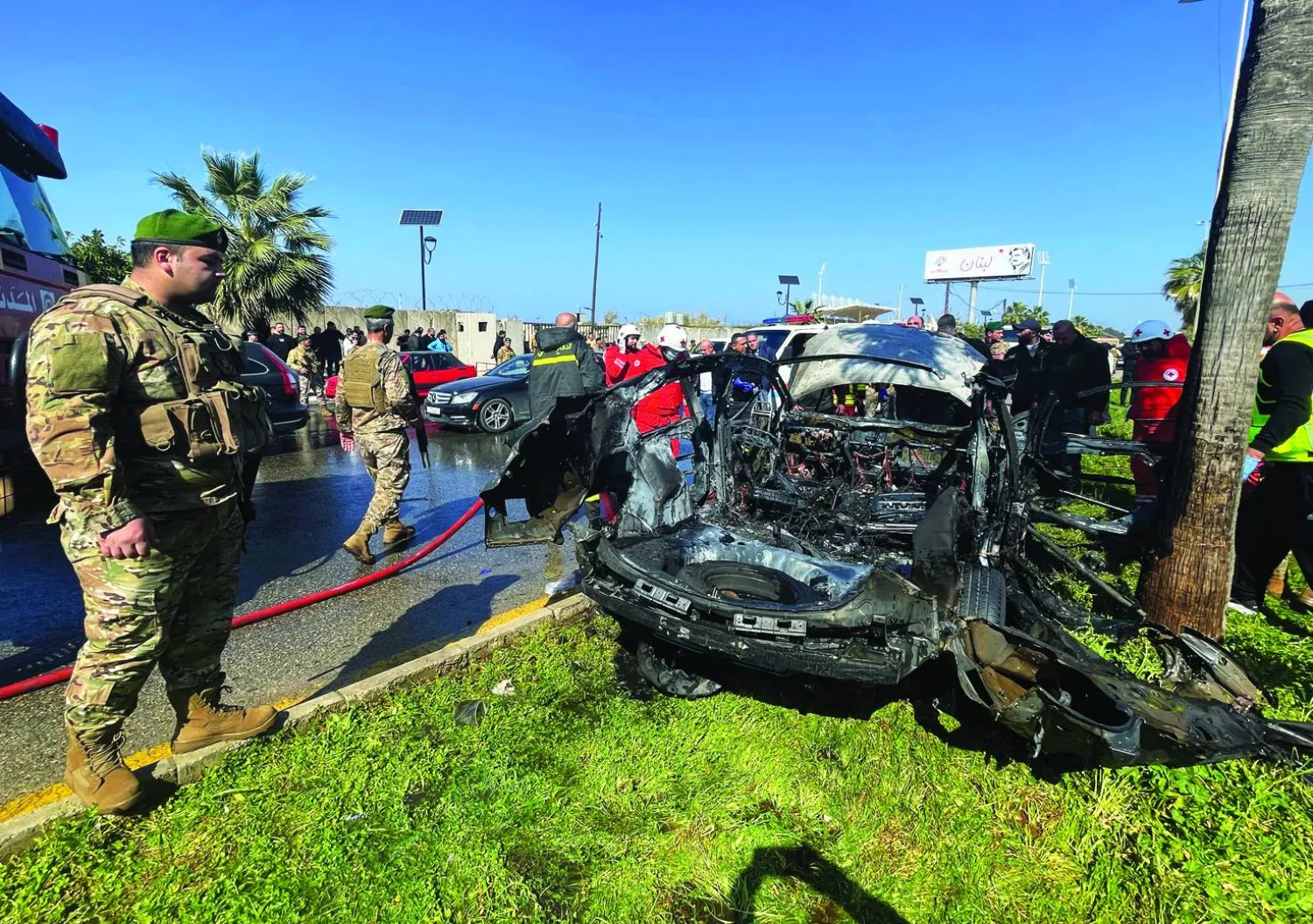 عنصر من الجيش اللبناني أمام السيارة التي استهدفتها غارة إسرائيلية بمدينة صيدا وأدت إلى مقتل القيادي بحركة «حماس» محمد شاهين في 17 فبراير 2025 (أ.ب)