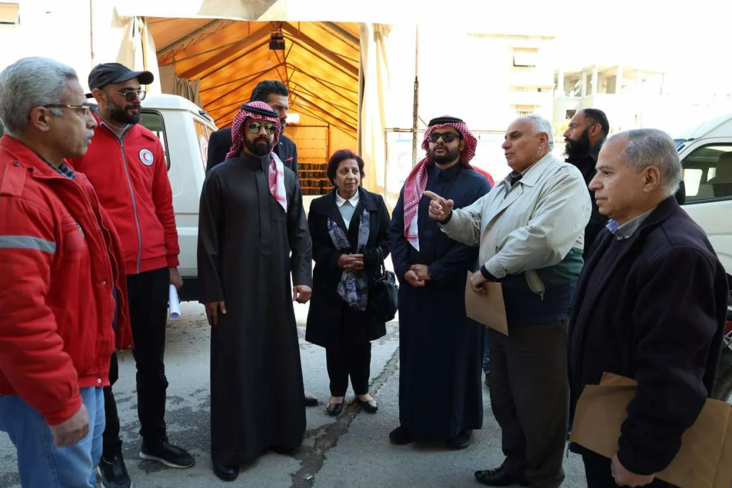 وداد هلال رئيسة «الهلال السوري» فرع ريف دمشق مع دبلوماسيي السفارة السعودية خلال إطلاق «سلة إطعام» في قطنا (الشرق الأوسط)