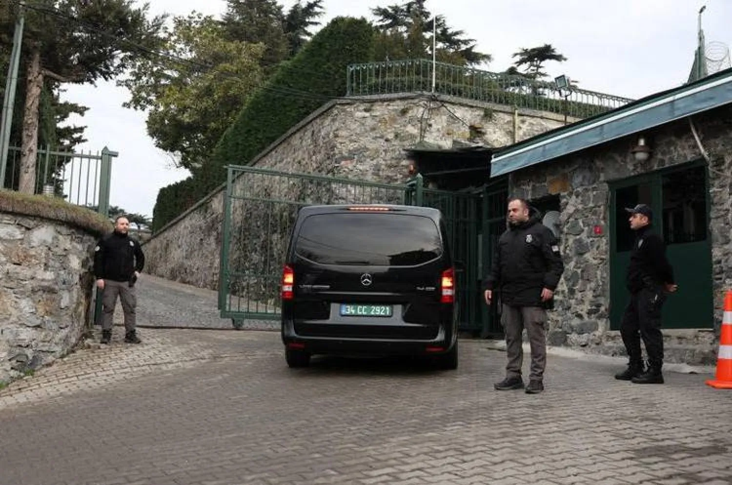 الوفد الروسي لدى دخوله مقر السفارة الروسية في إسطنبول (رويترز)