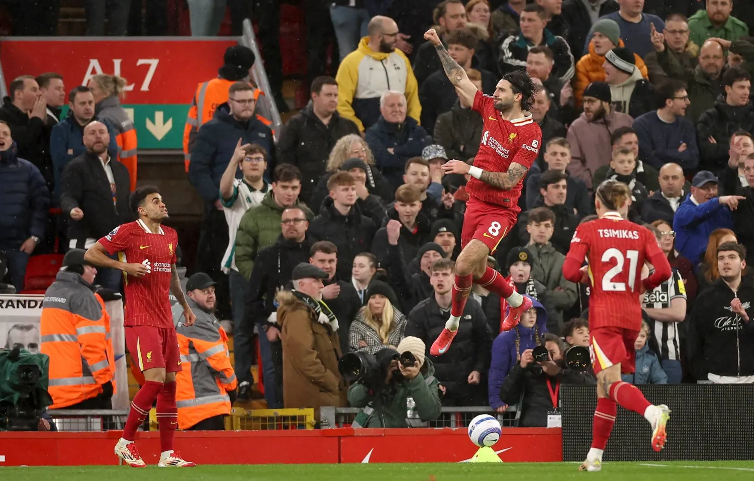 سوبوسلاي (وسط) وفرحة هز شباك نيوكاسل (أ.ب)