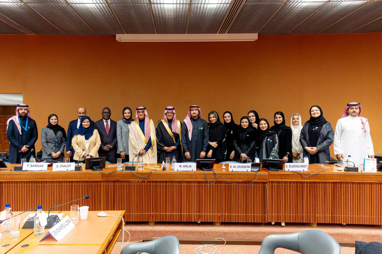 المتحدثون من الجانب السعودي في لقطة جماعية بعد نهاية الندوة (الشرق الأوسط)