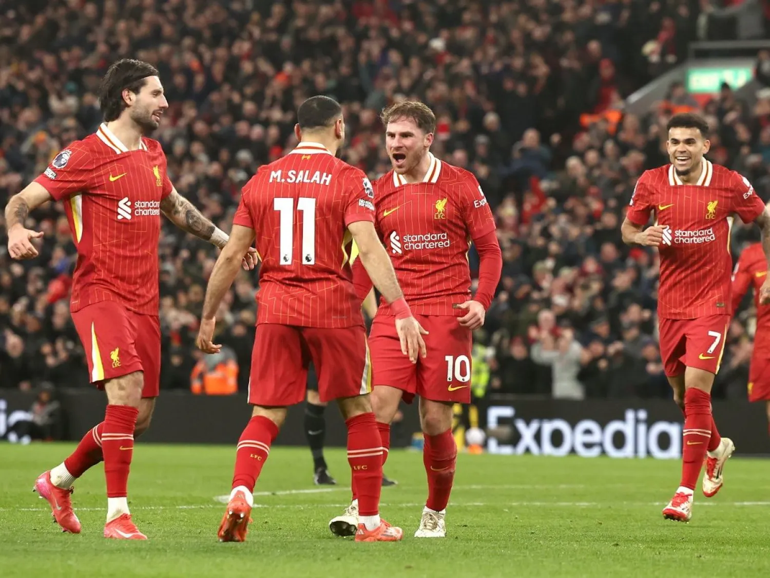 لاعبو ليفربول يحتفلون بالفوز على نيوكاسل وتعزيز صدارتهم للدوري (ا ب ا)