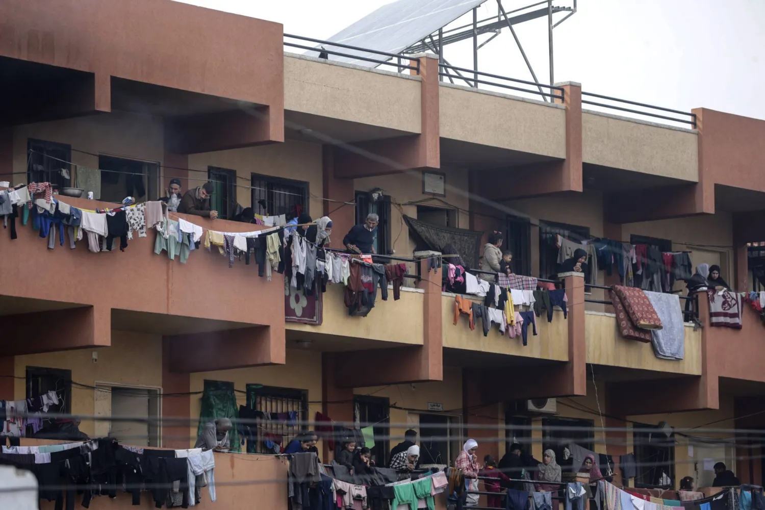 نازحون فلسطينيون في مدرسة استخدمت مأوى في دير البلح بوسط القطاع (إ.ب.أ)