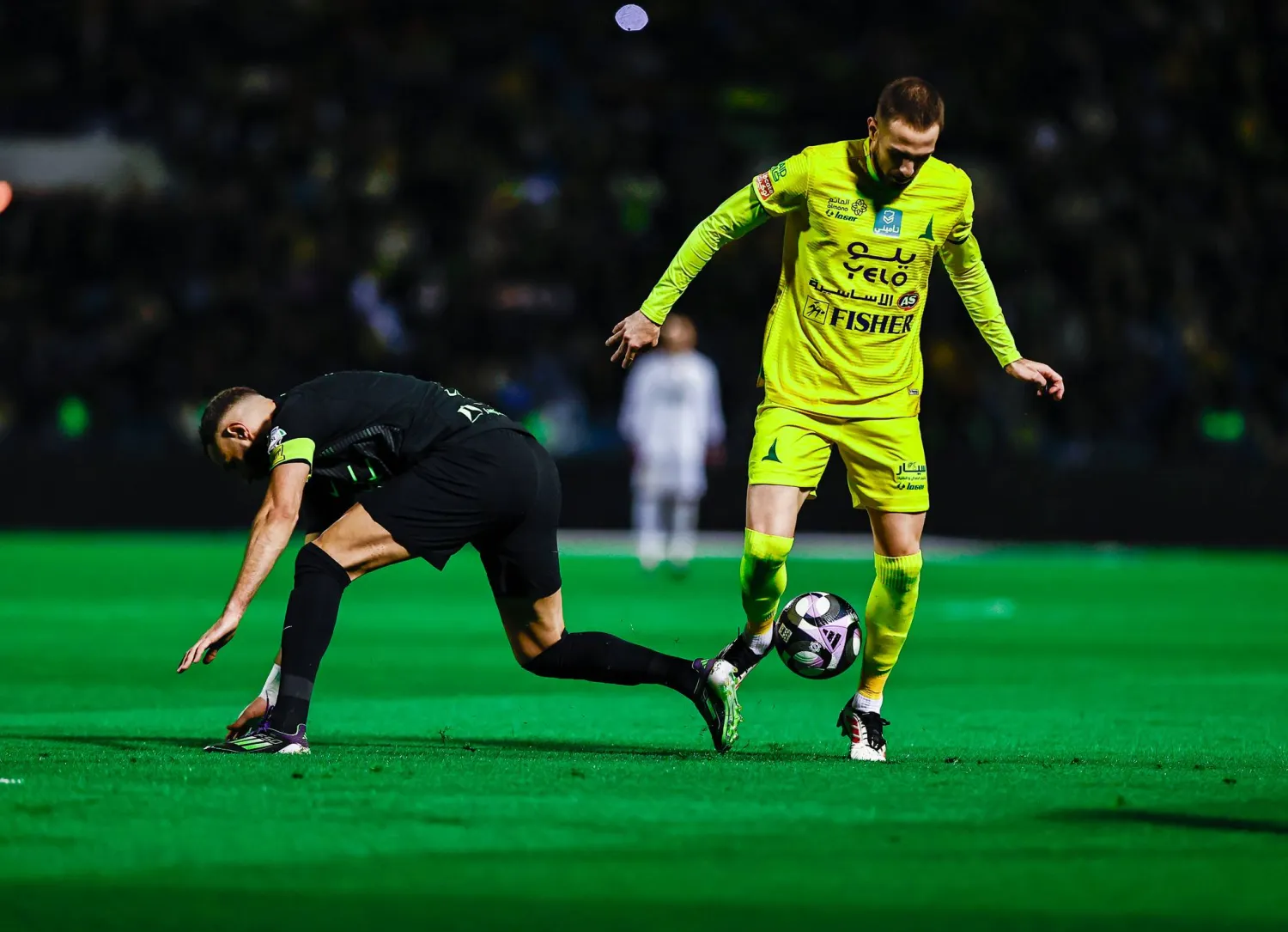 بنزيمة يتعثر في إحدى الهجمات الاتحادية أمام الخليج (تصوير: عيسى الدبيسي)