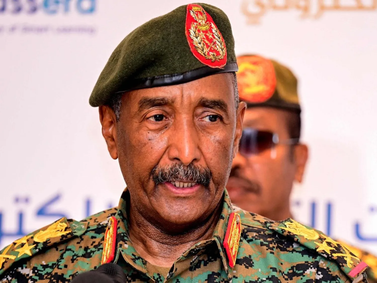 قائد الجيش السوداني الجنرال عبد الفتاح البرهان خلال مؤتمر في بورتسودان (أ.ف.ب)