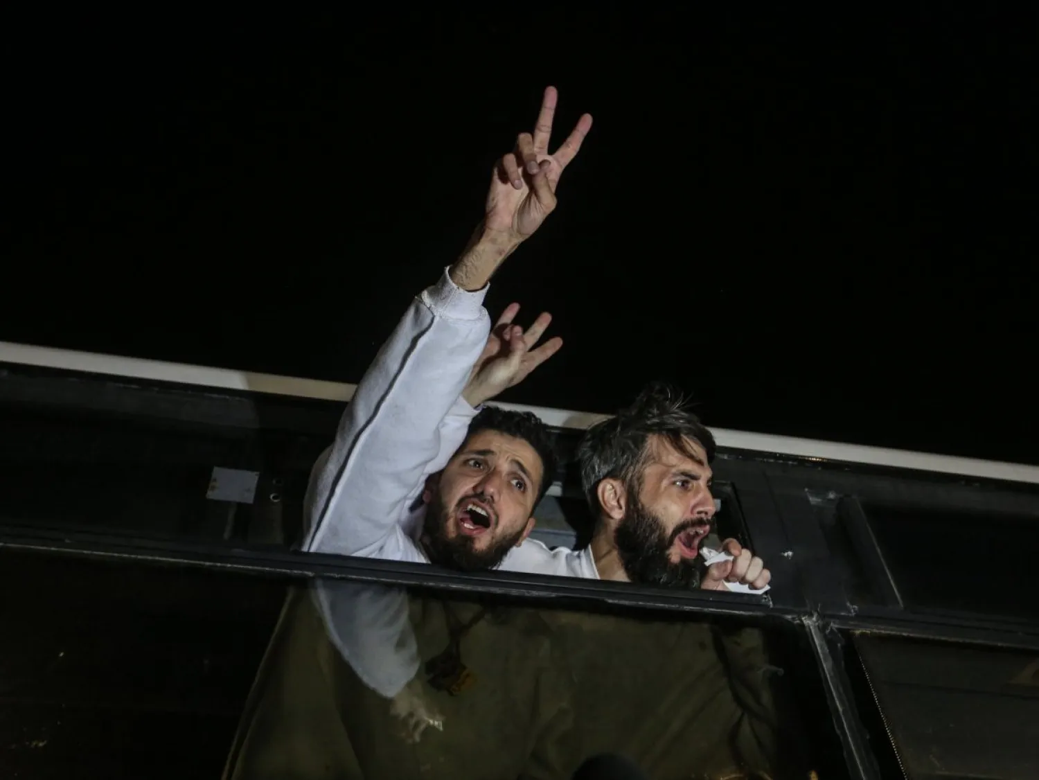 سجناء فلسطينيون يصلون إلى قطاع غزة بعد الإفراج عنهم مساء الأربعاء في إطار اتفاق الهدنة (د.ب.أ)