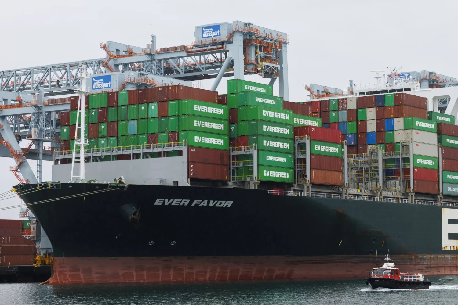 خلال تفريغ سفينة حاويات بمحطة كونلي في بوسطن بالولايات المتحدة - 27 فبراير 2025 (إ.ب.أ)