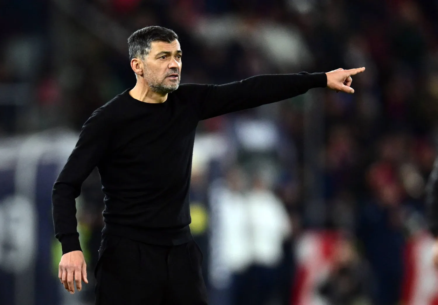 سيرجيو كونسيساو مدرب ميلان (رويترز)