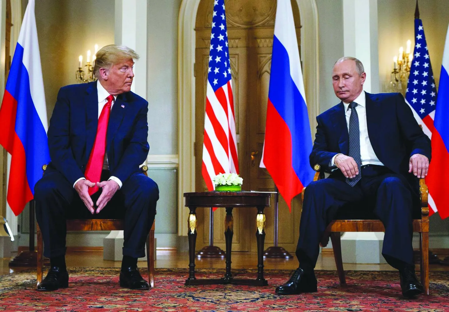 الرئيس الأميركي دونالد ترمب ونظيره الروسي فلاديمير بوتين خلال اجتماعهما في هلسنكي عام 2018 (أرشيفية - أ.ف.ب)