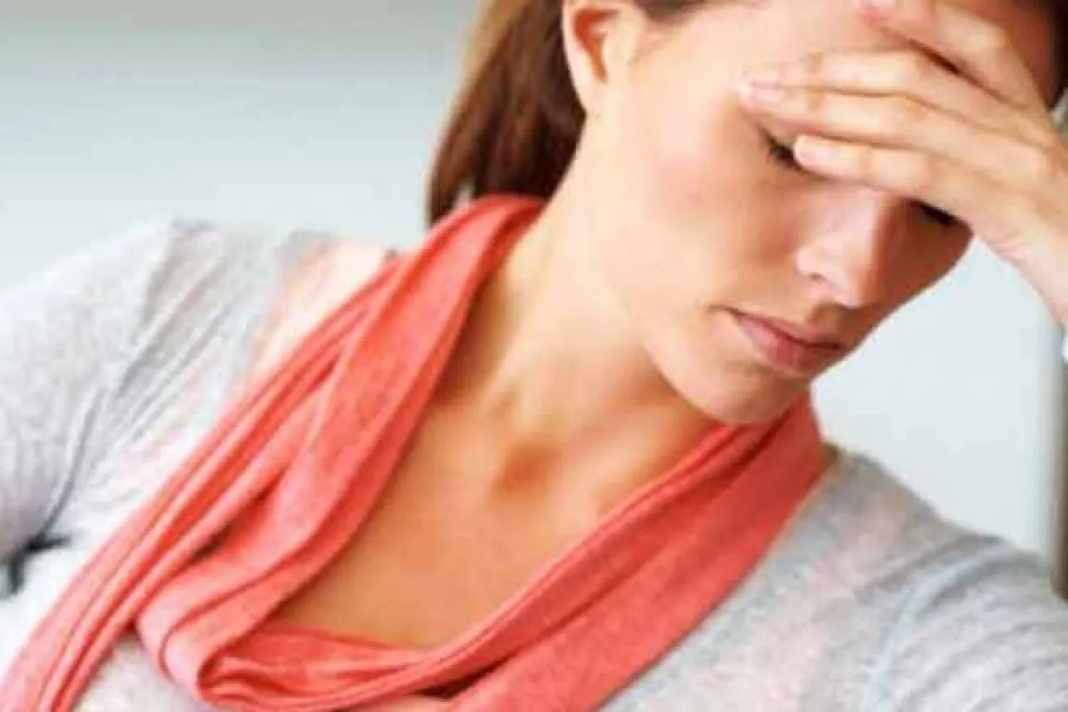 يمكن أن يكون الصداع خلف العين ناتجاً عن أسباب مختلفة بدءاً من صداع التوتر والصداع النصفي إلى التهابات الجيوب الأنفية وإجهاد العين وعلى الرغم من أن معظم الحالات ليست خطيرة فإن فهم السبب الجذري هو المفتاح للعلاج الفعال (رويترز)