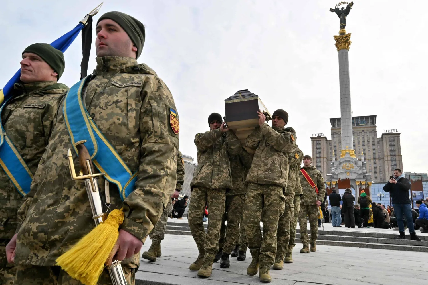 جنود أوكرانيون يحملون نعشاً (أ.ف.ب)