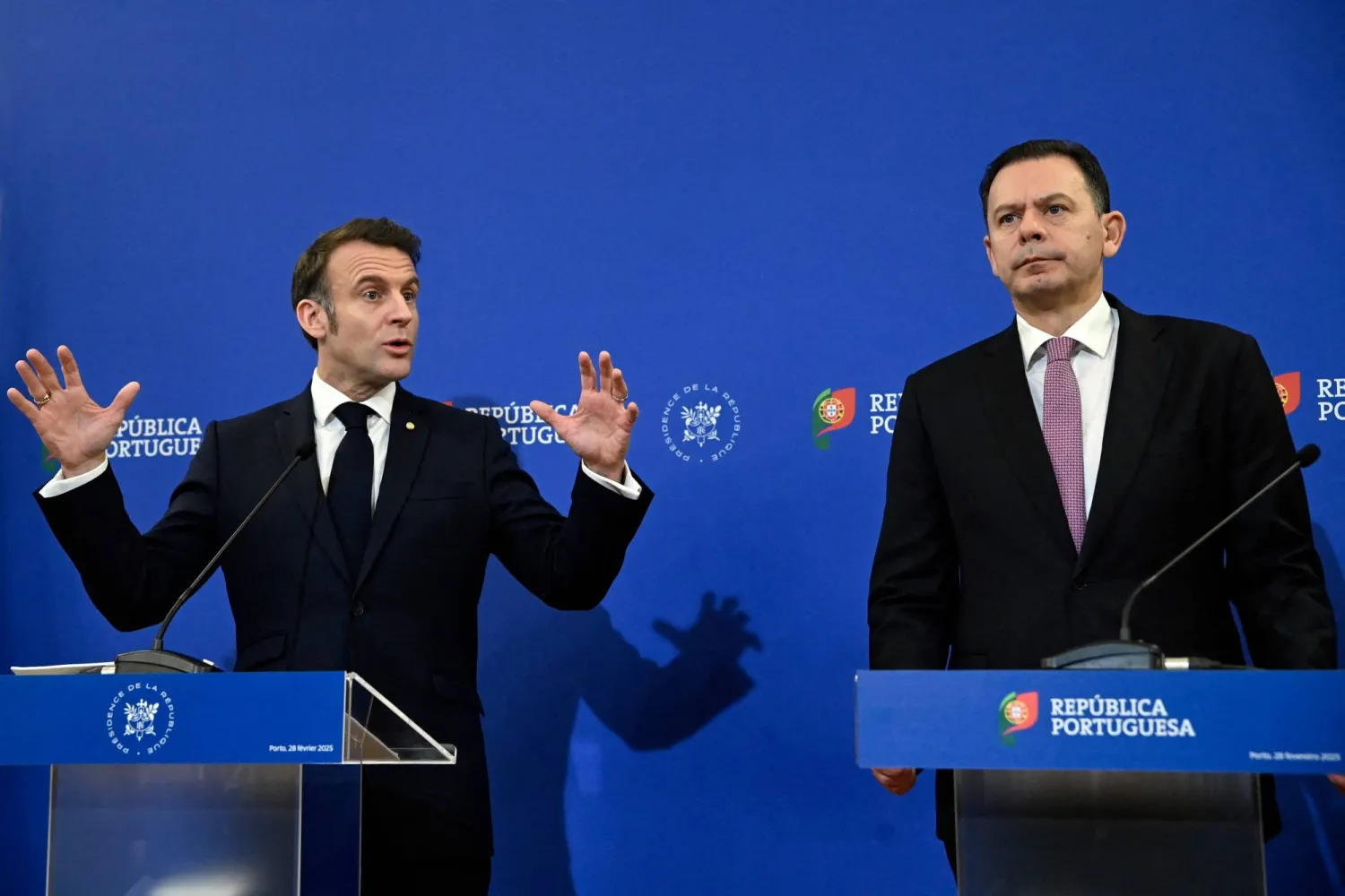 ماكرون ورئيس الحكومة البرتغالية لويس مونتينغرو في اللقاء الصحافي المشترك بينهما في بورتو (أ.ف.ب)