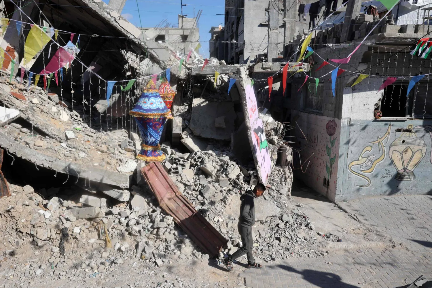 زينة رمضان تظهر في قطاع غزة الذي دمرته الحرب (أ.ف.ب)