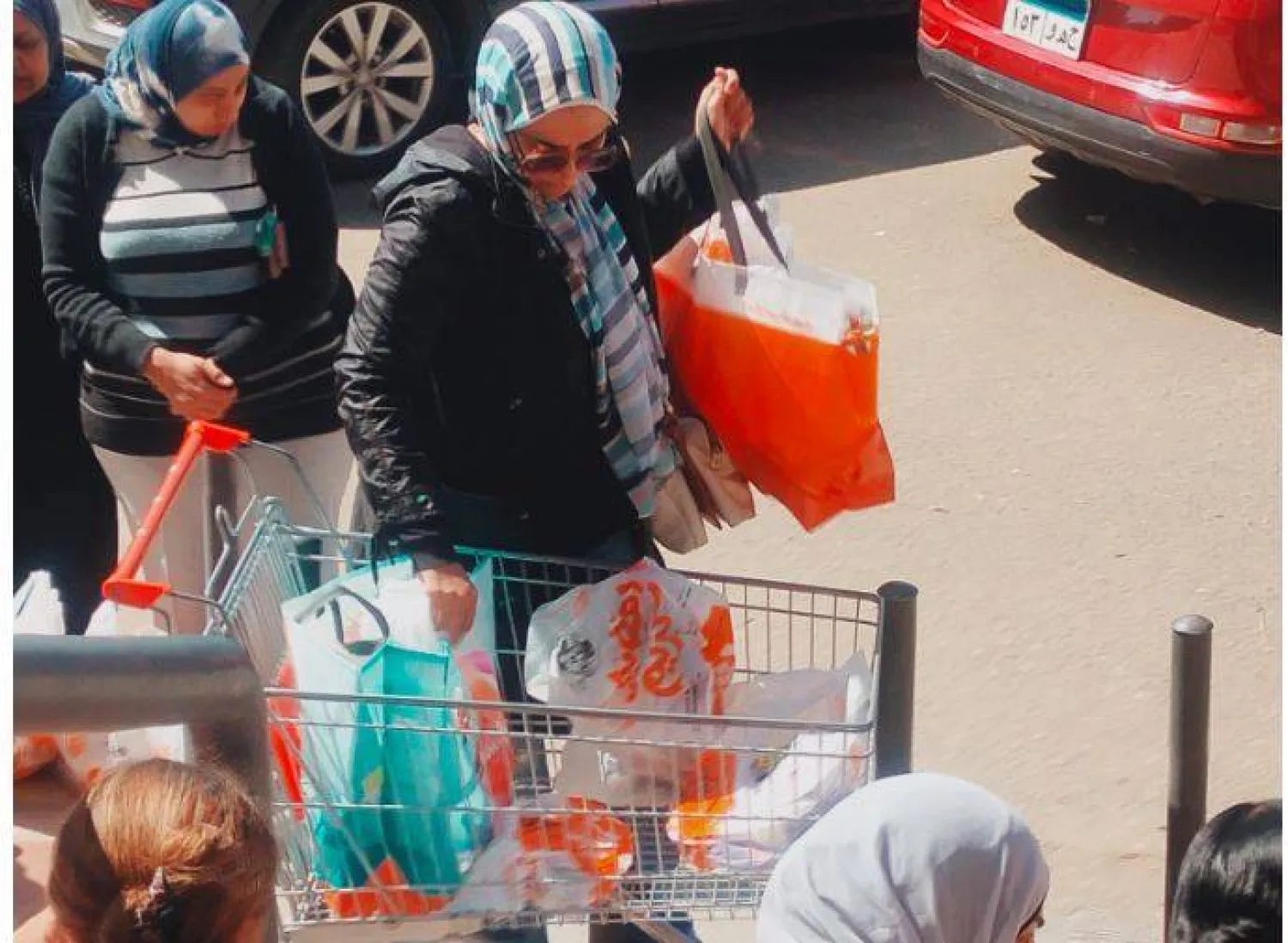 كثير من الأسر المصرية يحرص على شراء السلع قبل رمضان (الشرق الأوسط)