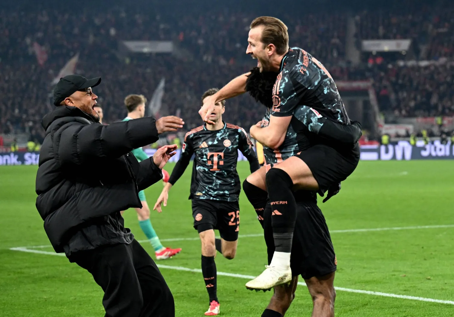 كين محتفلا مع كومان بعد الهدف الثالث (رويترز)