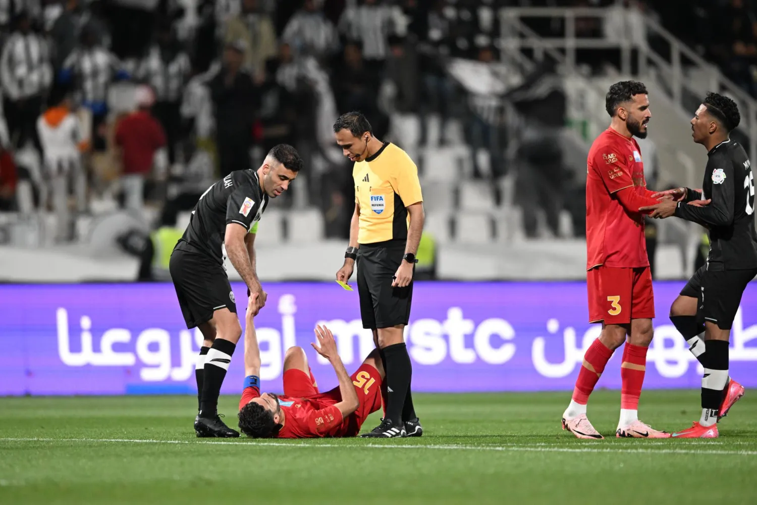 الحكم الطريس خلال إدارته مباراة الشباب وضمك (تصوير: عبدالرحمن السالم)