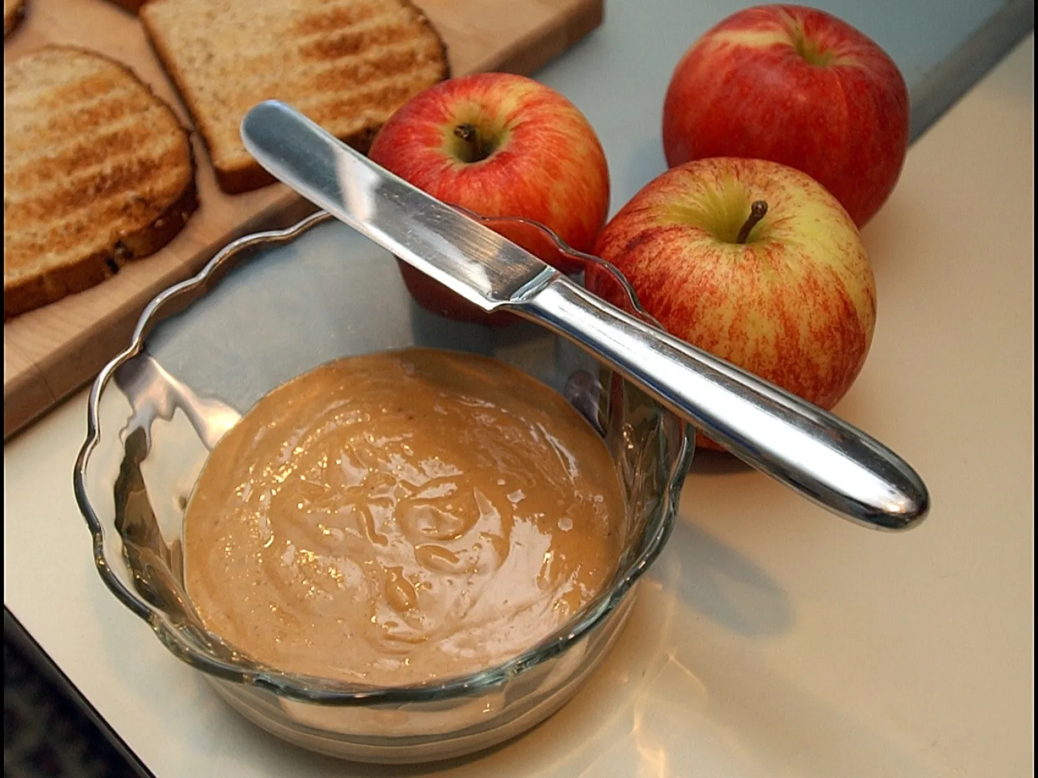 هل زبدة الفول السوداني مصدر غني بالبروتين؟ (غيتي)