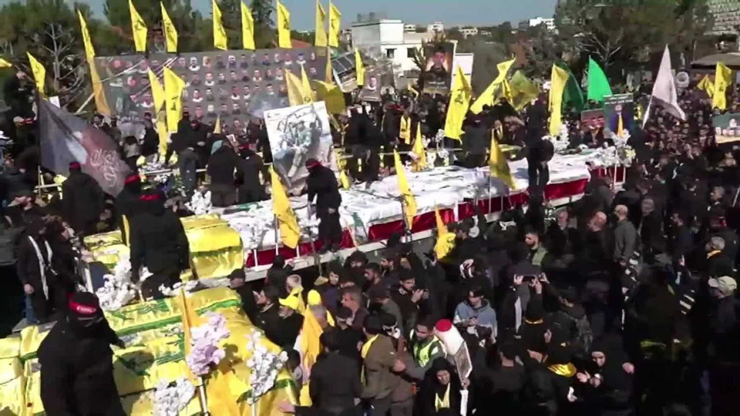 95 نعشاً حُمِلت على الشاحنات من بلدة الوردانية باتجاه عيترون حيث موقع الدفن الجماعي (إعلام حزب الله)
