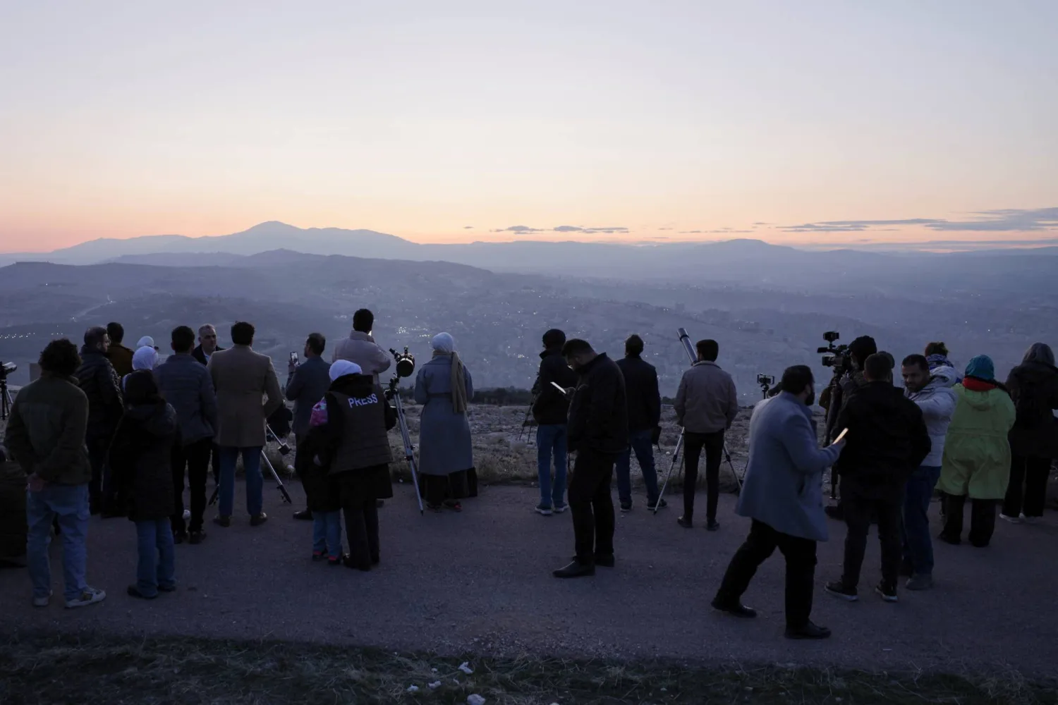 People look for the position of the moon to determine the start of the Muslim holy month of Ramadan, at Mount Qasioun in Damascus, Syria February 28, 2025. REUTERS/Khalil Ashawi