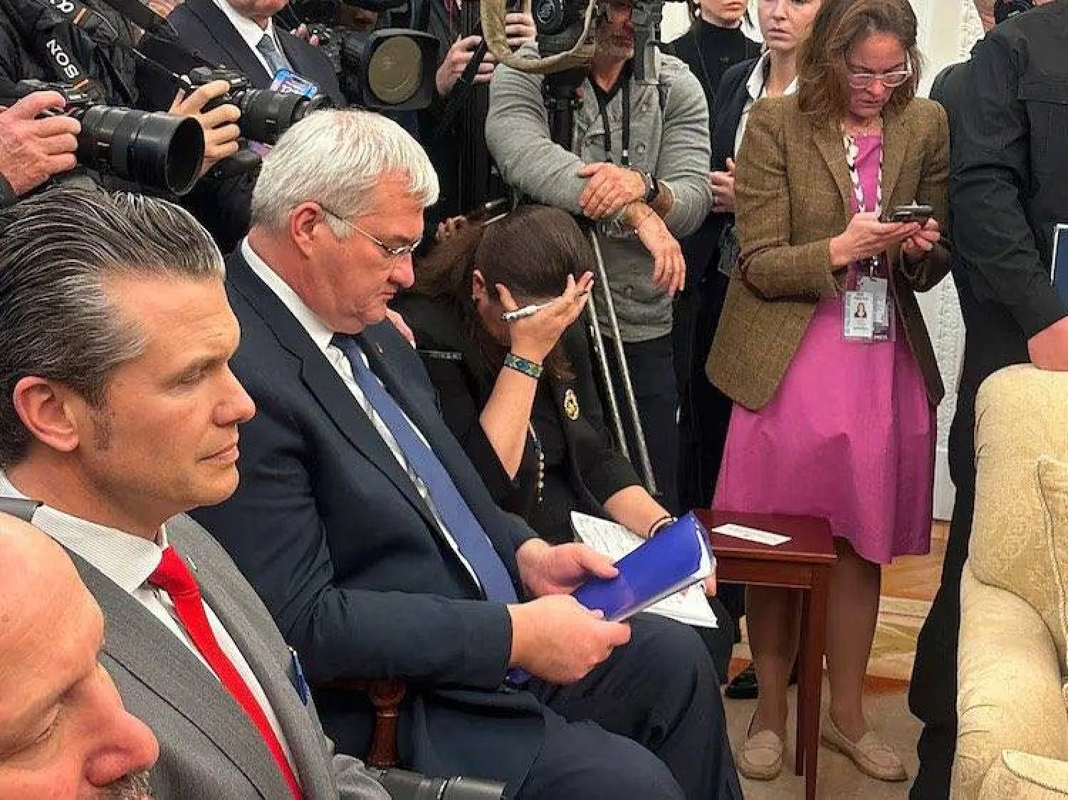 السفيرة الأوكرانية تمسك برأسها خلال المشادة الكلامية بين ترمب وزيلينسكي (إكس)