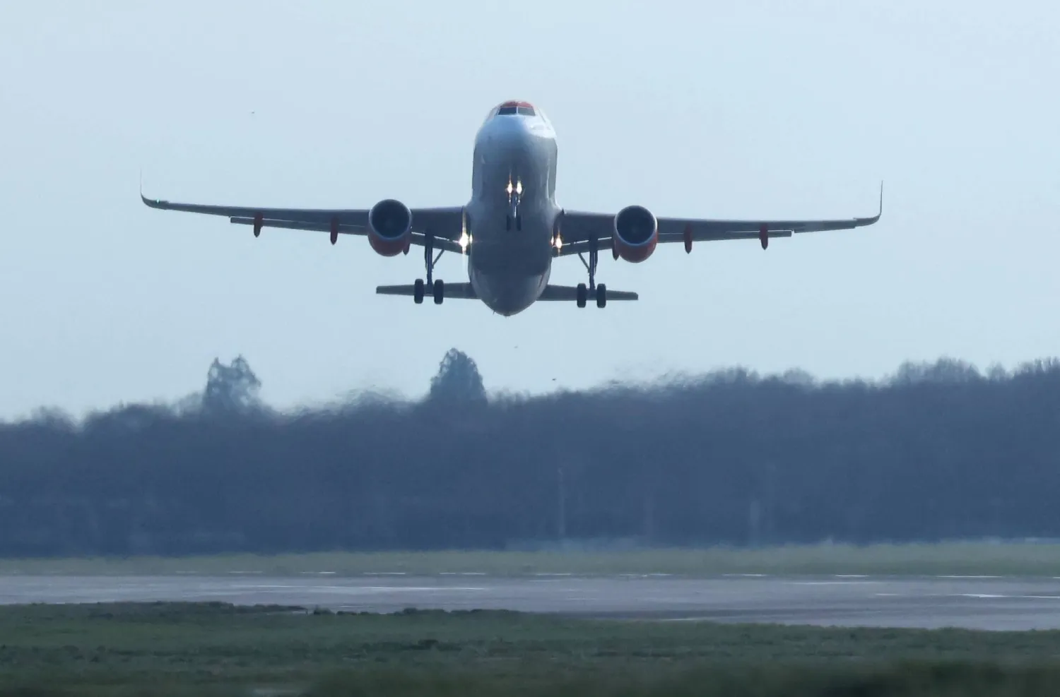 طائرة تُقلع من أحد المطارات البريطانية (أرشيفية - رويترز)