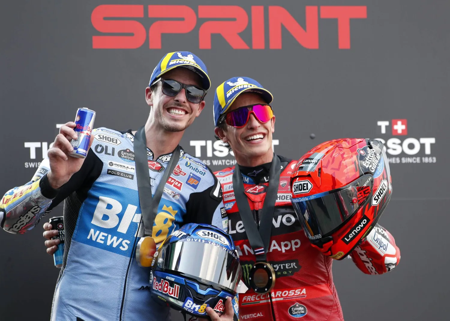 مارك ماركيز (يمين) رفقة شقيقه أليكس صاحب المركز الثاني في سباق السرعة في تايلاند (إ.ب.أ)