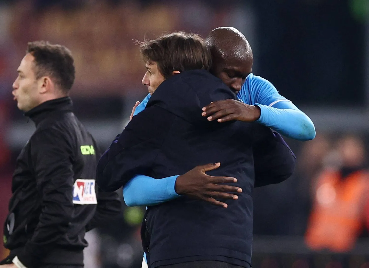 لوكاكو في أحضان كونتي أثناء إحدى مواجهات نابولي في الدوري الإيطالي (رويترز)