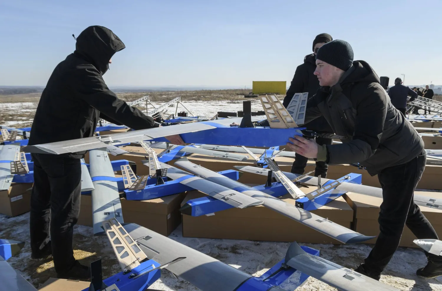 مطورون أوكرانيون يسلمون أنظمة طائرات دون طيار للجيش الأوكراني (إ.ب.أ)