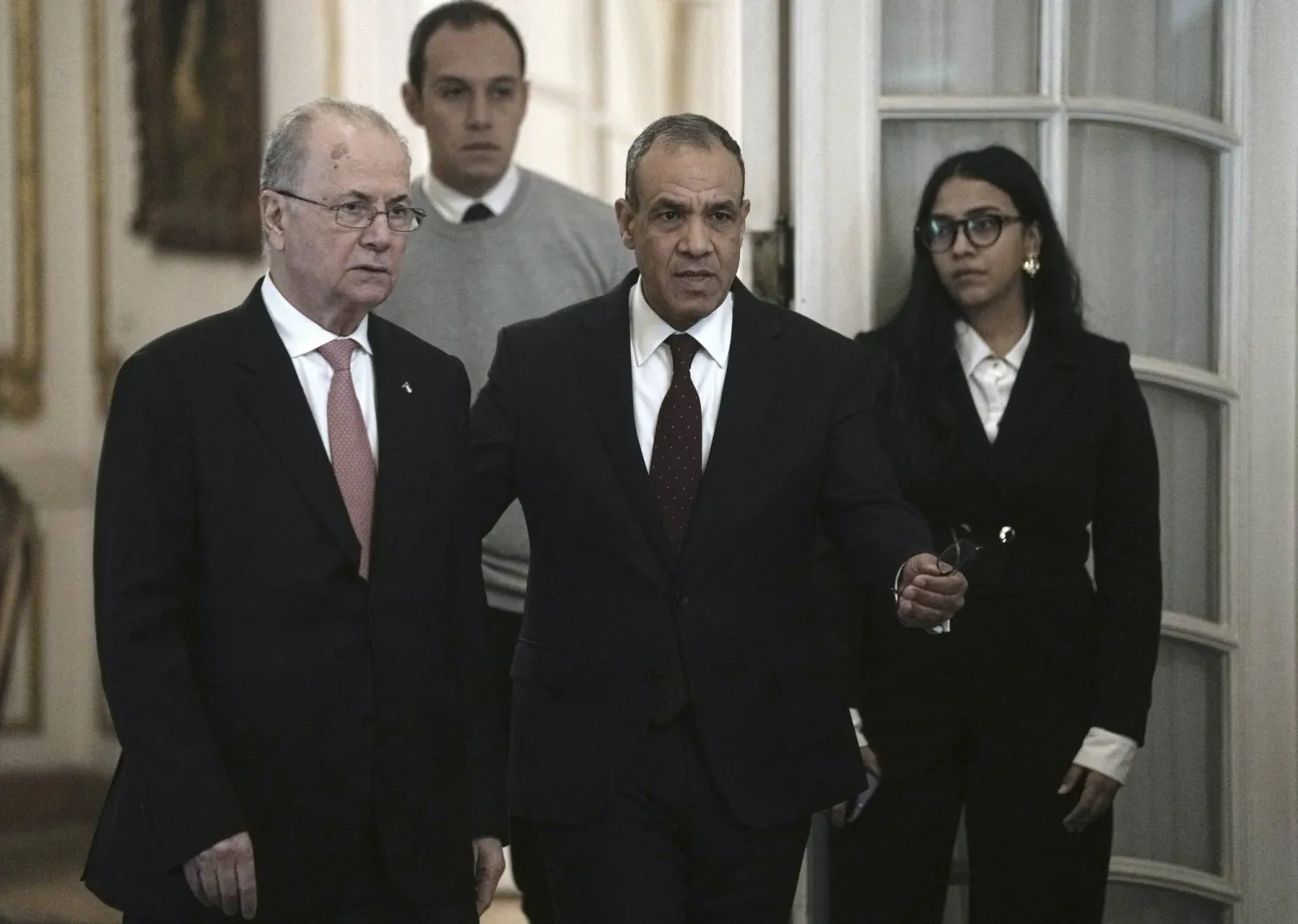 وزير الخارجية المصري بدر عبد العاطي مع رئيس الوزراء الفلسطيني محمد مصطفى في القاهرة اليوم (أ.ب)