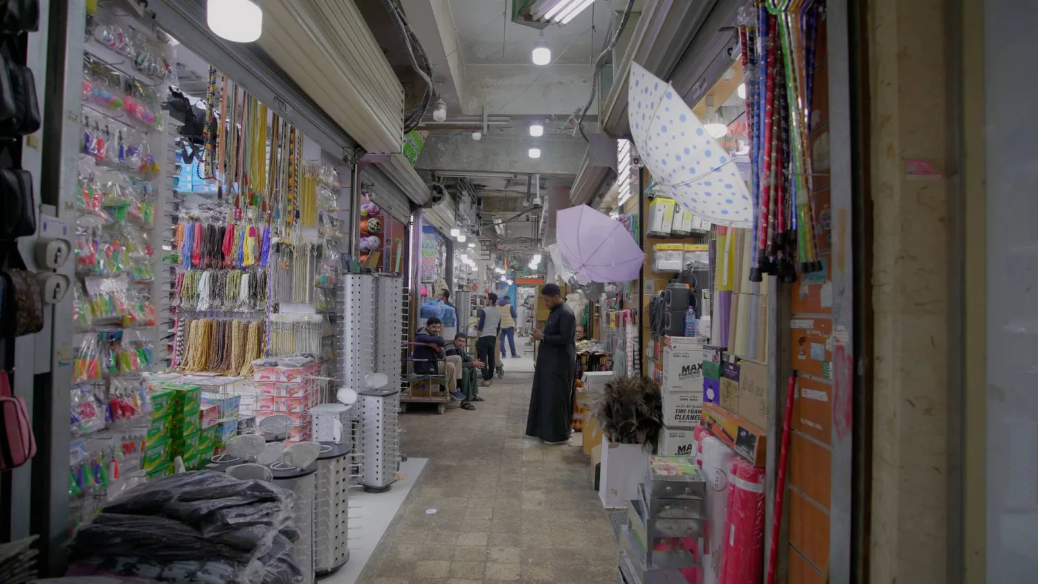 يعد الشارع تجمعاً للمحال التجارية المتخصصة في بيع ألعاب الأطفال القديمة والحديثة (تصوير: تركي العقيلي)