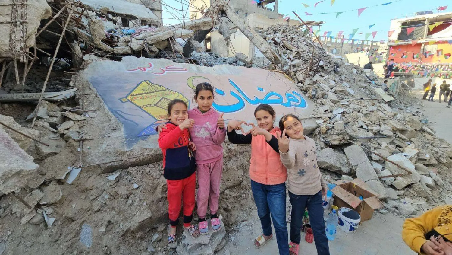 أطفال وسط أبنية مهدمة بفعل الغارات الإسرائيلية في قطاع غزة (الشرق الأوسط)