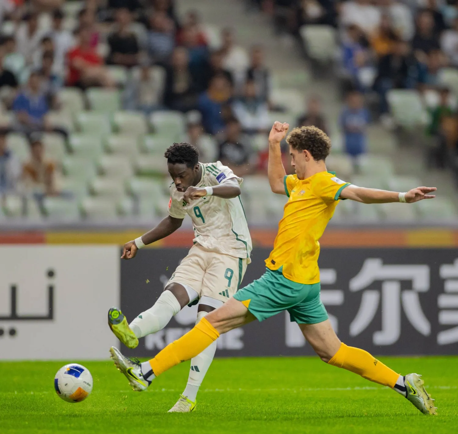 طلال حاجي في هجمة سعودية (المنتخب السعودي)