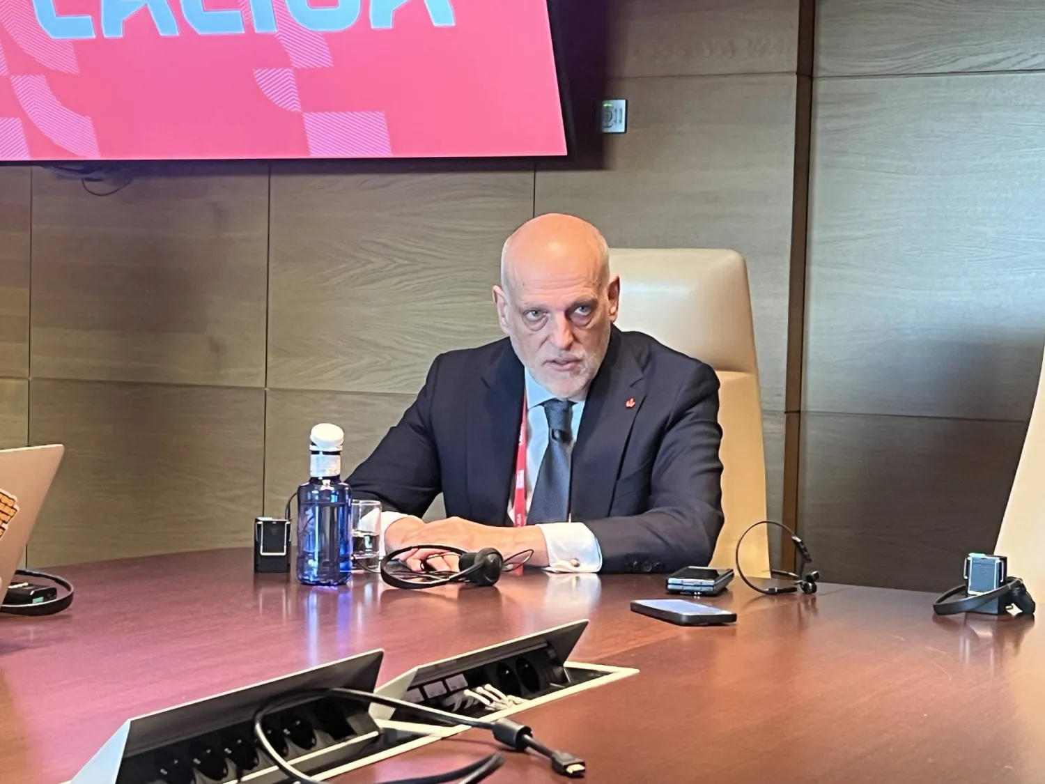 تيباس لدى حديثه للإعلاميين (الشرق الأوسط)