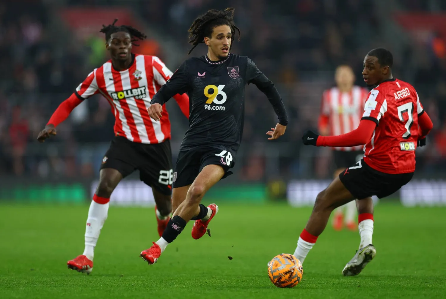 التونسي حنبعل المجبري (بالقميص الداكن) لاعب بيرنلي (رويترز)