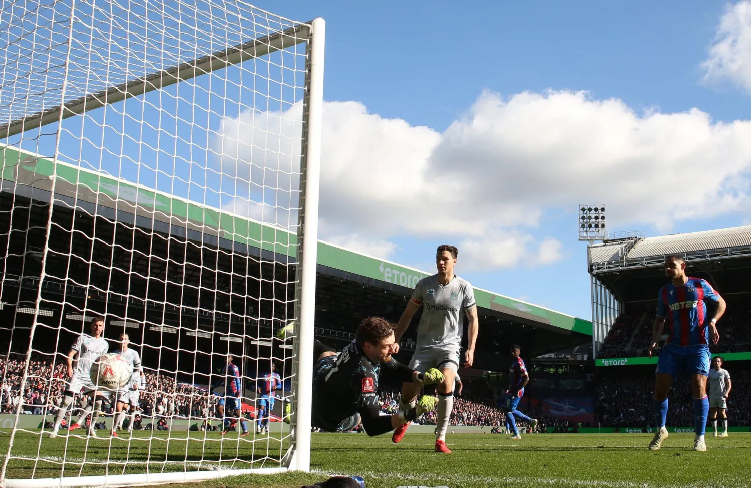 رأسية إيدي نيكيتاه تحسم فوز كريستال بالاس على ميلوول (رويترز)