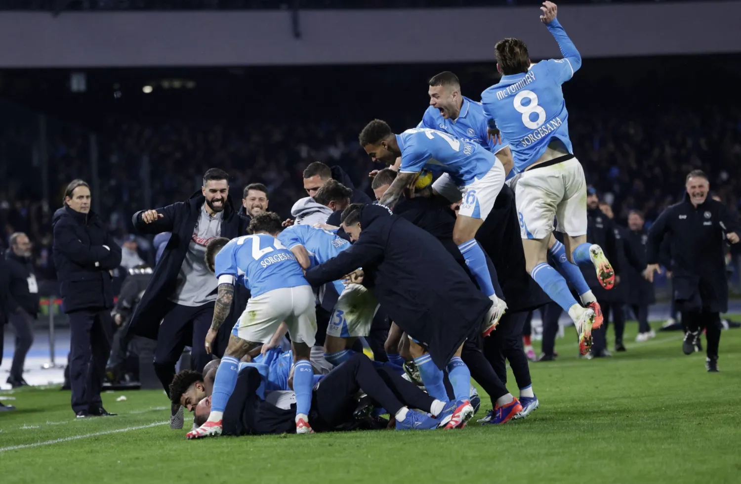 فرحة لاعبي نابولي بالتعادل (رويترز)