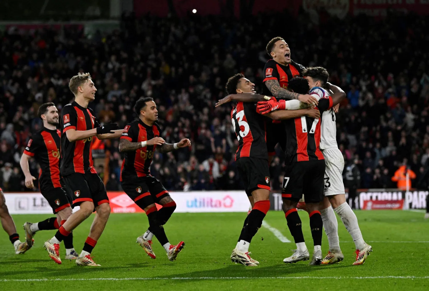 لاعبو بورنموث يحتفلون بالتأهل (رويترز)