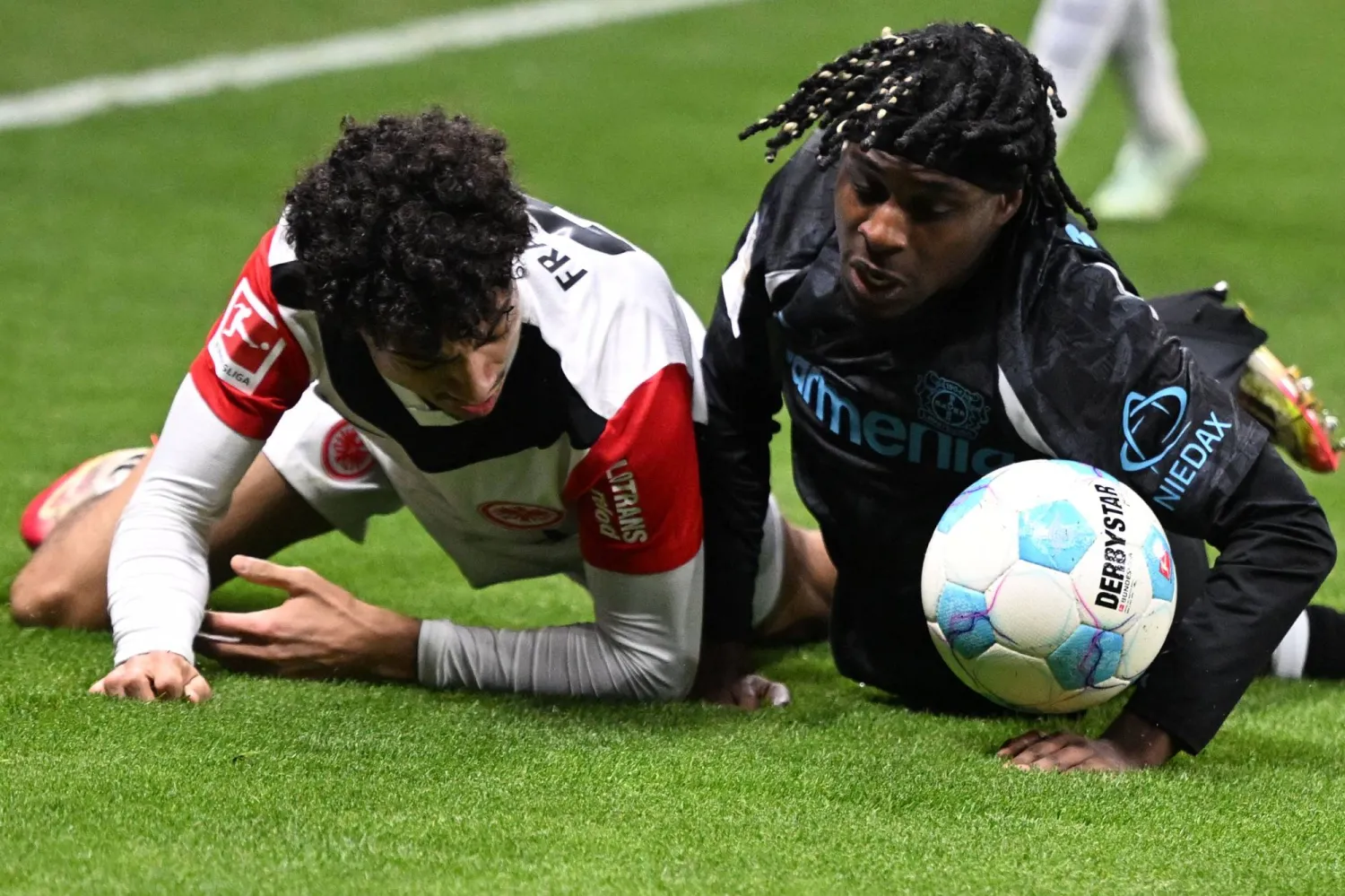 براون مدافع فرنكفورت ونظيره في ليفركوزن فريمبونغ في صراع على الكرة (أ.ف.ب)