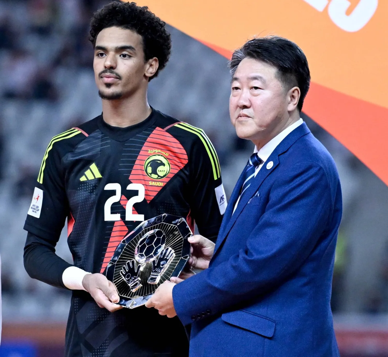 الشنقيطي أثناء تتويجه بجائزة أفضل حارس في البطولة (المنتخب السعودي)