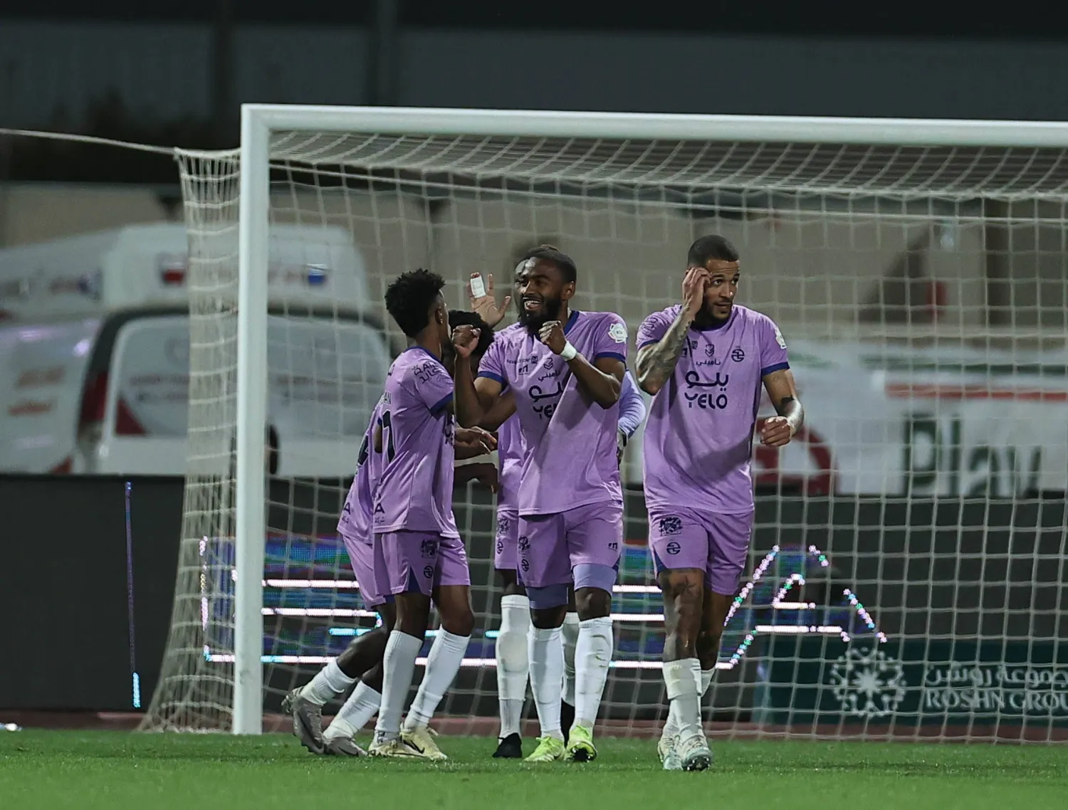 لاعبو الخلود يحتفلون بالهدف الثاني (تصوير: سعد العنزي)