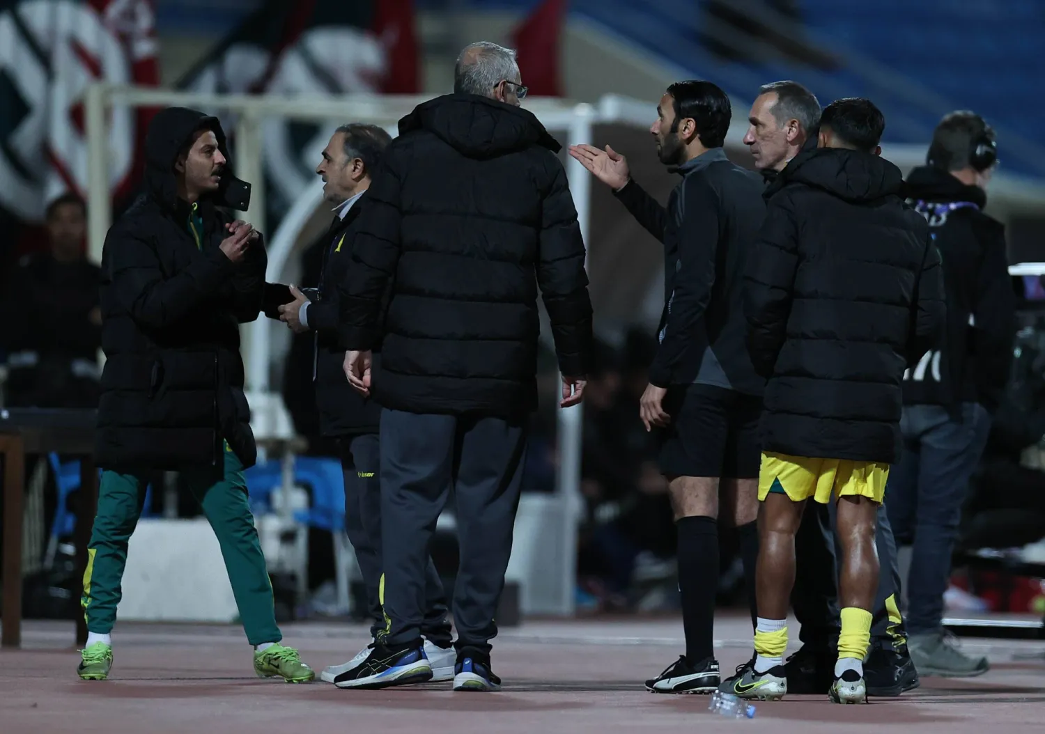 دونيس مدرب فريق الخليج واعتراض على حكم اللقاء (تصوير: سعد العنزي) 