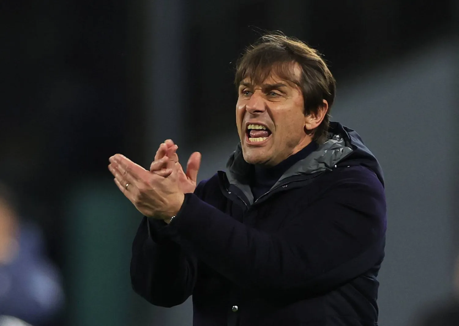 نابولي يوجه لاعبيه خلال المباراة أمام الانتر (رويترز)