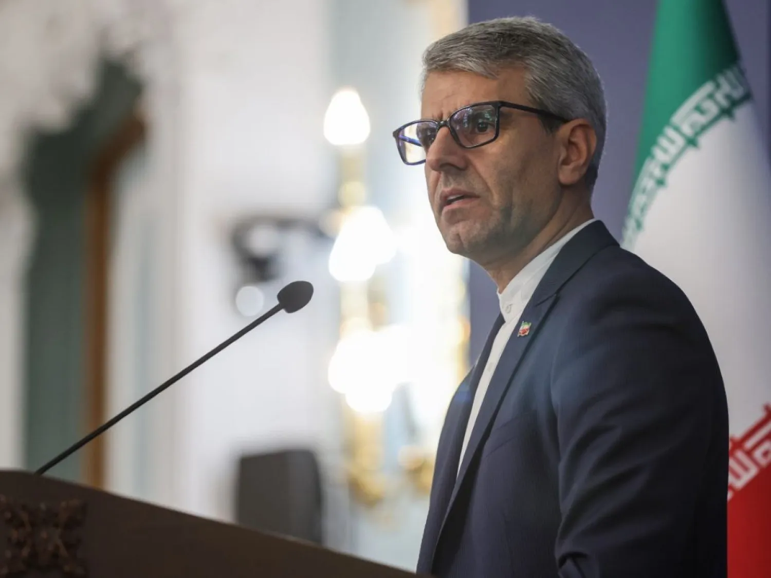 صورة نشرتها الخارجية الإيرانية من المتحدث باسمها إسماعيل بقائي خلال مؤتمر صحافي